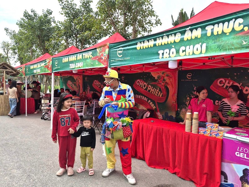 Khu đô thị Eco Central Park tổ chức chợ phiên đa dạng các gian hàng. Ảnh: Mai Liễu