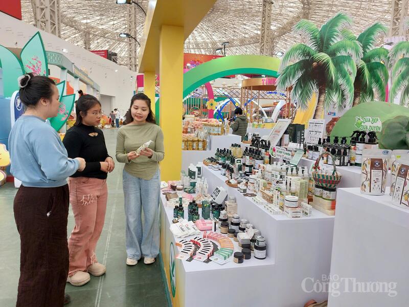 Những khách hàng đầu tiên đến với gian trưng bày của Cobote