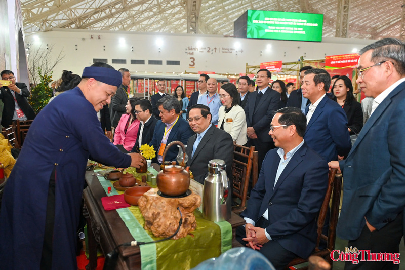 Thủ tướng: Mục tiêu cuối cùng của Hội chợ Mùa Xuân là để người dân được hưởng thụ thành quả của đất nước - 7