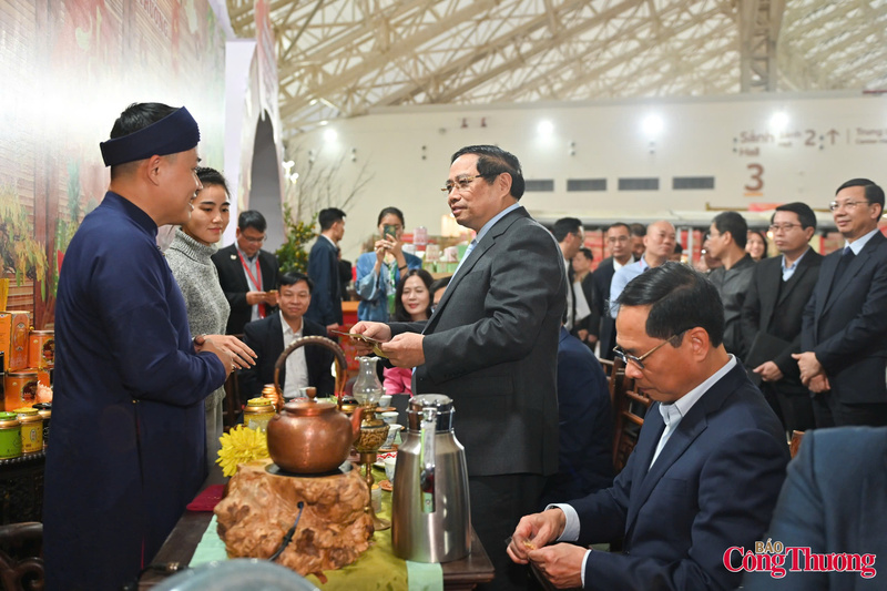 Thủ tướng trải nghiệm văn hoá trà tại gian trưng bày của tỉnh Lào Cai (Ảnh: Nam Nguyễn)