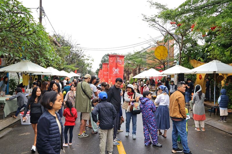 Chợ phiên bản địa Tân Thành diễn ra vào ngày 1/2, tại phường Hội An Tây (TP. Đà Nẵng), thu hút hơn 30 gian hàng bày bán thực phẩm sạch, các sản phẩm thủ công, quà Tết, sản phẩm nghệ thuật của địa phương. Ảnh: Diễm Phúc