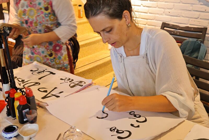 Du khách được trải nghiệm văn hóa truyền thống khi tham gia các workshop in tranh dân gian Đông Hồ, làm bao lì xì, viết thư pháp…. Ảnh: Diễm Phúc