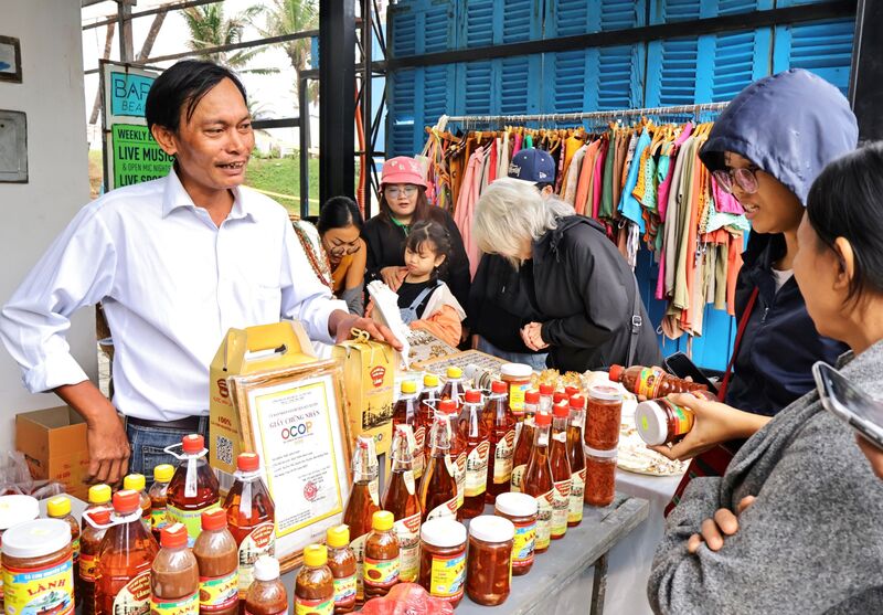 Chợ phiên Tân Thành không chỉ là nơi mua bán, mà trở thành điểm hẹn văn hóa, mang đến cho du khách một góc nhìn chân thực, sinh động về không khí tết Việt. Ảnh: Diễm Phúc