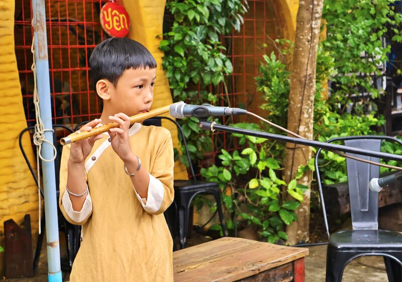 Điểm nhấn của chợ phiên năm nay là chuỗi hoạt động trình diễn âm nhạc dân tộc, guitar - violin song tấu, các tiết mục DJ, nhảy Latin tập thể mang đến màu sắc trẻ trung. Ảnh: Diễm Phúc