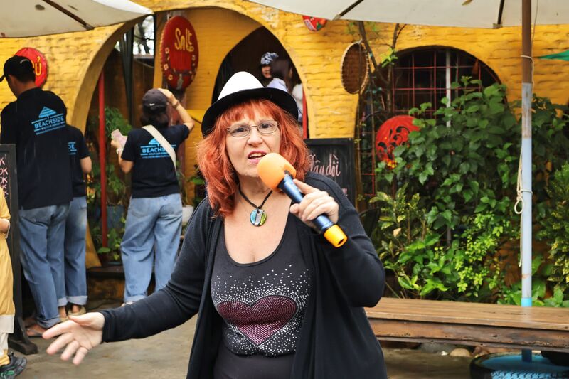 Du khách Dina Shriver (from San Francisco Bay Area) chia sẻ: “Tôi nghĩ rằng văn hóa Việt Nam đang thật sự phát triển rất mạnh mẽ và tôi rất biết ơn người Việt Nam vì đã tổ chức những sự kiện như thế này, họ không chỉ đang lan tỏa hòa bình mà còn đang lan tỏa hạnh phúc cho thế giới, với tôi như một liều thuốc tinh thần vậy”. Ảnh: Diễm Phúc