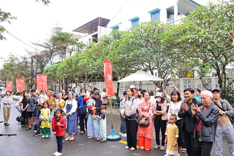 Theo ông Lê Quốc Việt, đại diện hợp tác xã du lịch làng chài Tân Thành, phiên chợ định hình và làm mới lại hình ảnh độc đáo của chợ phiên Tân Thành, dần khẳng định vai trò là một sản phẩm văn hóa - du lịch đặc trưng của Hội An. Ảnh: Diễm Phúc