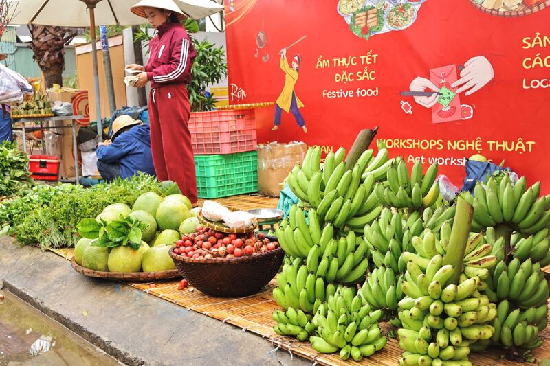 Gian hàng chợ quê bày bán các sản phẩm rau, củ, quả do chính tay bà con trồng trọt. Ảnh: Diễm Phúc
