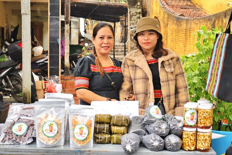 Chia sẻ về các sản phẩm tại gian hàng, chị Đỗ Đức Hạnh (trú tại xã Trà Vân, TP. Đà Nẵng) cho biết: “Mặc dù ở xa, phải trải qua 2 lần vận chuyện mới gửi được hàng từ Trà Vân xuống đến Hội An, nhưng đây sẽ là dịp để mình và bà con giới thiệu những sản phẩm đặc sản của địa phương, do chính tay bà con trồng và chế biến đến với mọi người”. Ảnh: Diễm Phúc