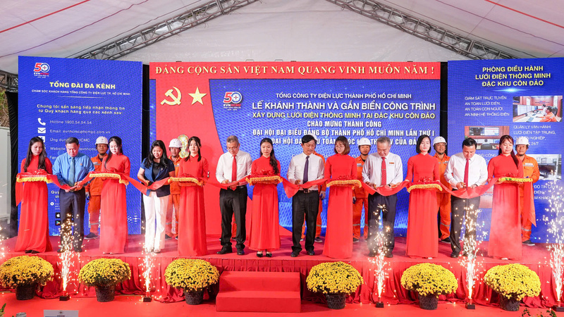 Đại biểu thực hiện nghi thức cắt băng khánh thành công trình “Xây dựng lưới điện thông minh tại Đặc khu Côn Đảo”. Ảnh: EVNHCMC.