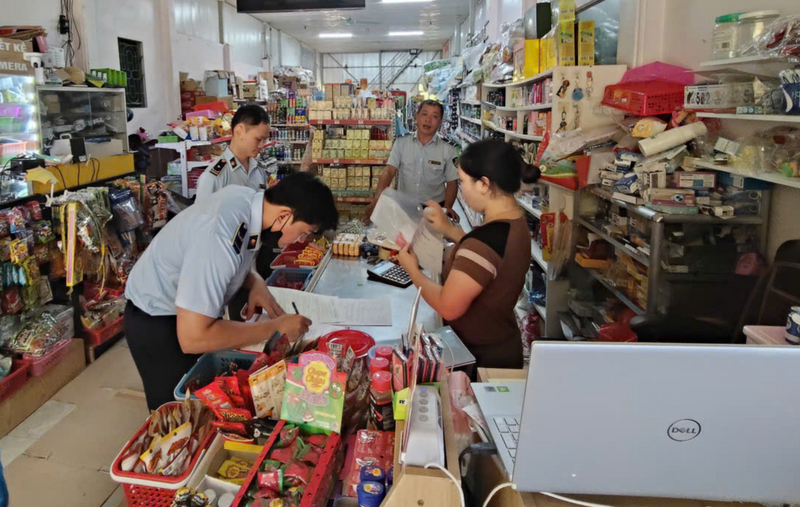 Công tác kiểm tra thị trường hàng hóa được tăng cường. Ảnh: QLTTCB