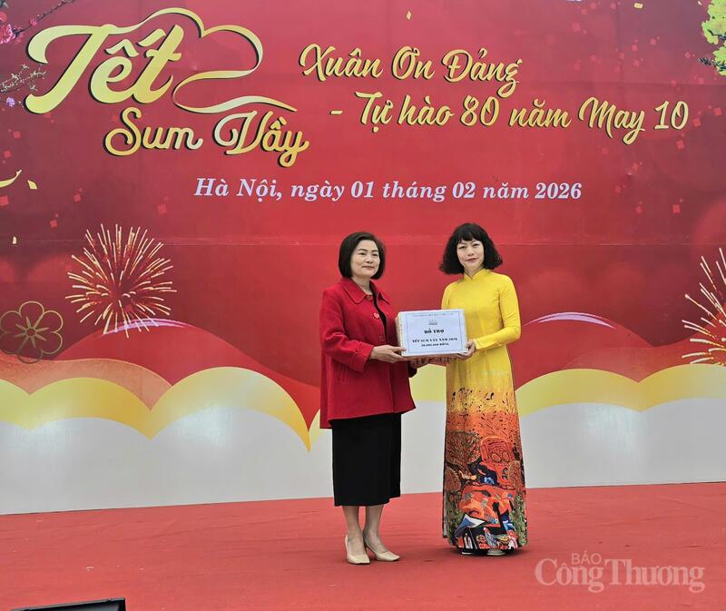 Công đoàn Dệt may Việt Nam tặng quà cho người lao động May 10