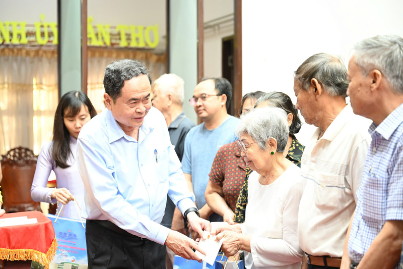 Chủ tịch Quốc hội Trần Thanh Mẫn tặng quà Tết tới các gia đình chính sách, lực lượng vũ trang nhân dân, các hộ nghèo, cận nghèo, công nhân lao động trên địa bàn TP. Cần Thơ.