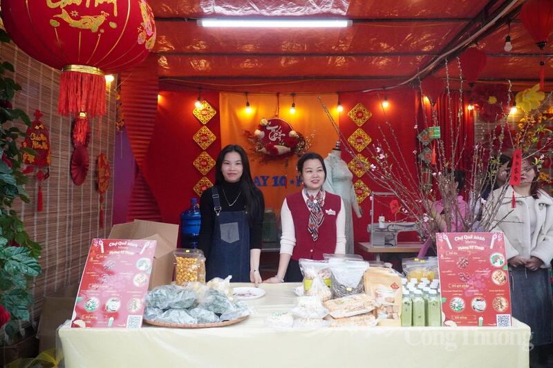 Các gian hàng tái hiện lại không gian Tết của May 10