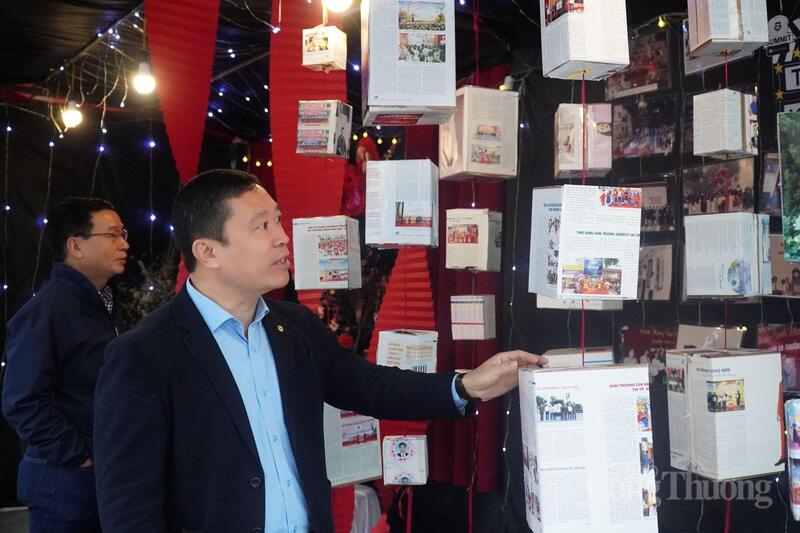 Ông Thân Đức Việt - Tổng giám đốc May 10 đi thăm các gian hàng tại ngày hội