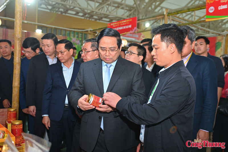 Đồng thời, Thủ tướng khẳng định Hội chợ Mùa Xuân không chỉ là nơi giao thương hàng hóa mà còn là kênh xúc tiến thương mại quan trọng, góp phần kích cầu tiêu dùng nội địa.