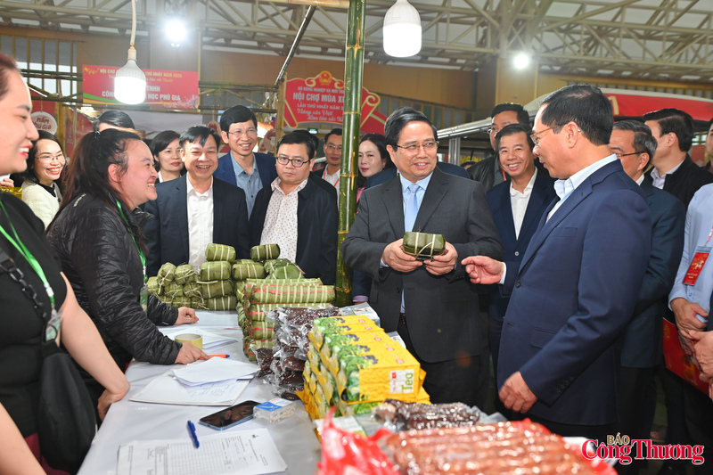 Thủ tướng Phạm Minh Chính thăm gian hàng đặc sản bánh chưng Bờ Đậu tỉnh Thái Nguyên.