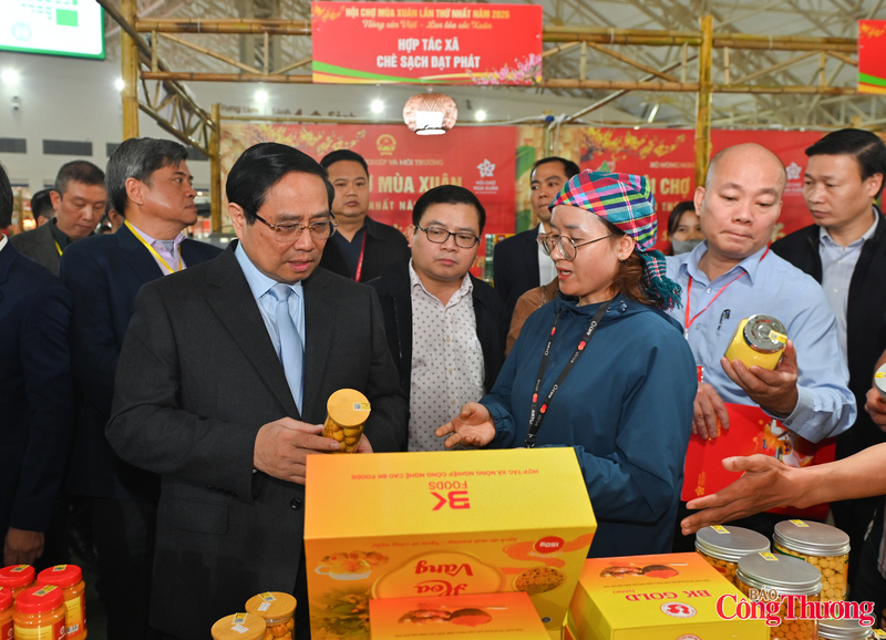 Thủ tướng đánh giá cao nỗ lực của các doanh nghiệp, hợp tác xã và tiểu thương trong việc chuẩn bị nguồn hàng phong phú, bảo đảm chất lượng, an toàn, đáp ứng nhu cầu mua sắm của người dân.