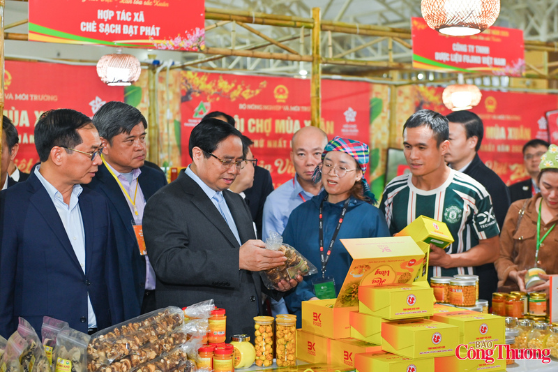 Các doanh nghiệp cùng bà con nông dân chia sẻ với Thủ tướng về công tác chuẩn bị cho Hội chợ Mùa Xuân lần thứ nhất năm 2026.