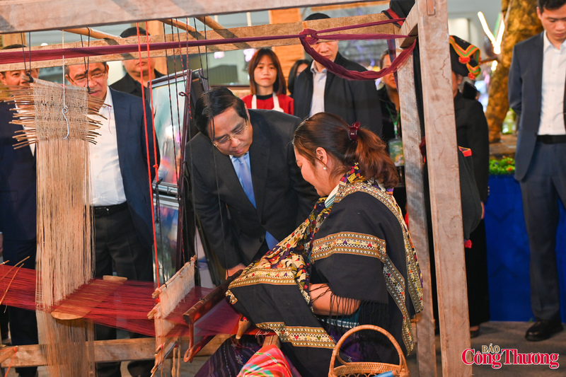 Nhiều gian hàng của các tỉnh, thành đưa các sản phẩm văn hoá đặc sắc giới thiệu với công chúng.