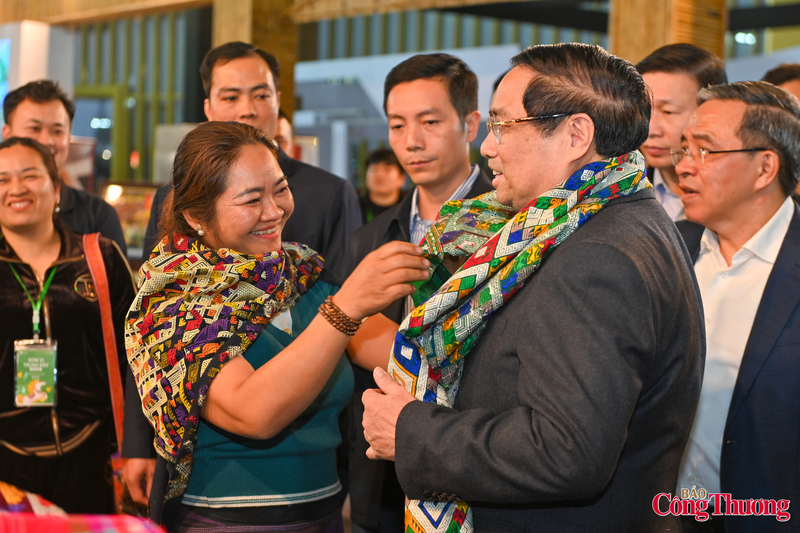 Bà con nông dân tỉnh Điện Biên tặng khăn cho Thủ tướng Phạm Minh Chính.