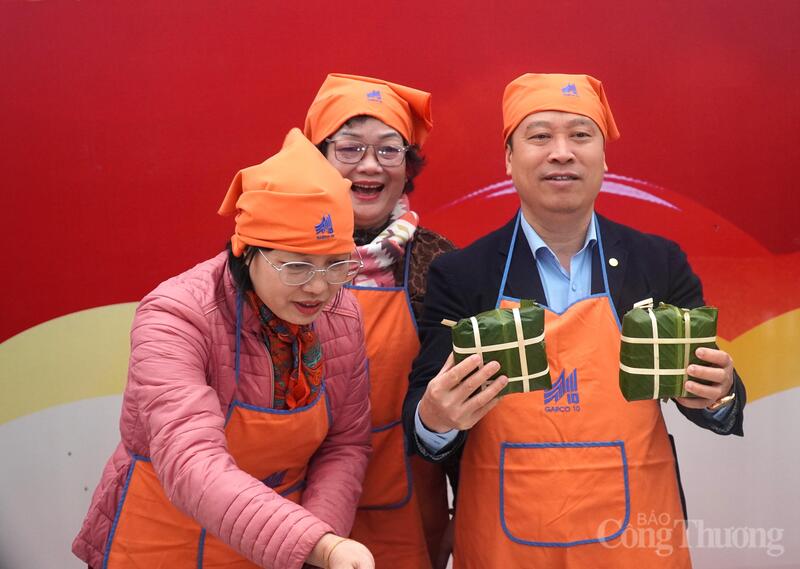 Ông Thân Đức Việt với sản phẩm bánh chưng do tự tay mình gói