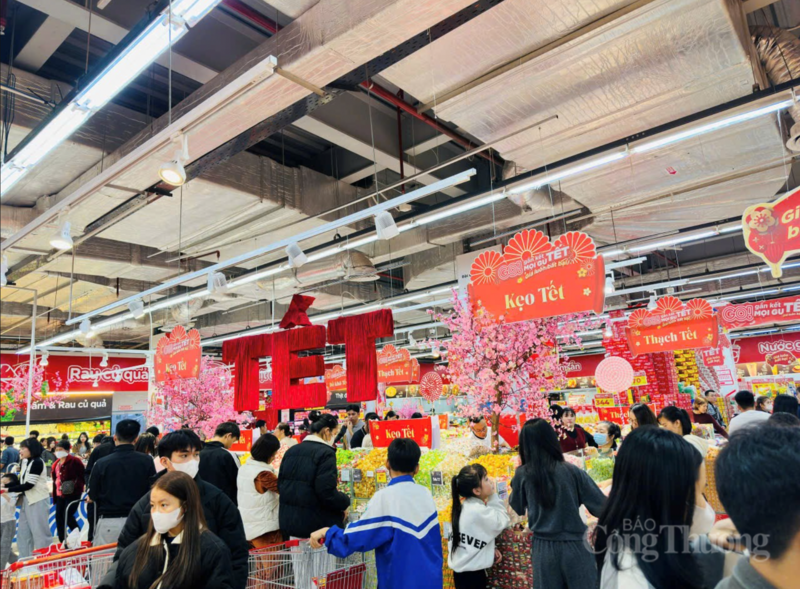 Tại khu vực bánh kẹo đón Tết siêu thị GO!, các ưu đãi lên đến 30%, với nhiều sản phẩm quen thuộc được người tiêu dùng yêu thích.