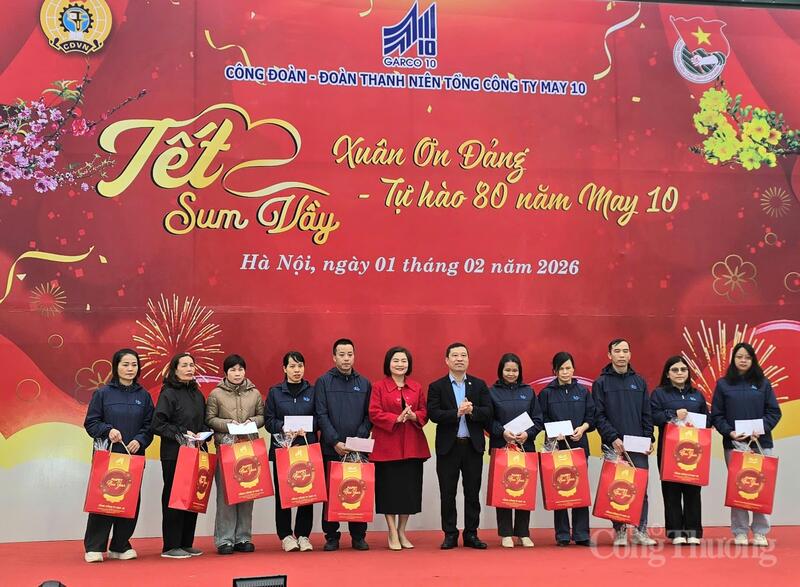 Tặng quà Tết cho người lao động