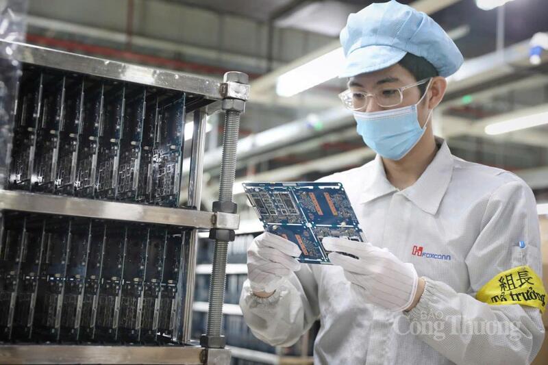 Tại các Khu công nghiệp như: Quế Võ, VSIP Bắc Ninh, Quang Châu… Tập đoàn Foxconn vẫn duy trì nhịp sản xuất cao, lắp ráp nhiều dòng thiết bị điện tử phục vụ thị trường toàn cầu như: iPhone, iPad, PlayStation.