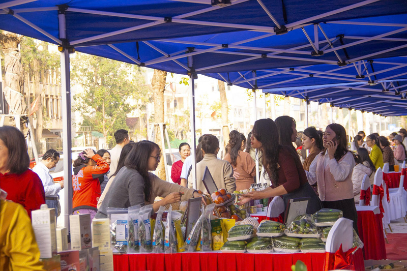 Gian hàng trưng bày sản phẩm khu vực miền núi do Sở Công Thương Nghệ An tổ chức thu hút đông đảo khách tham quan, mua sắm. Ảnh: Mai Liễu