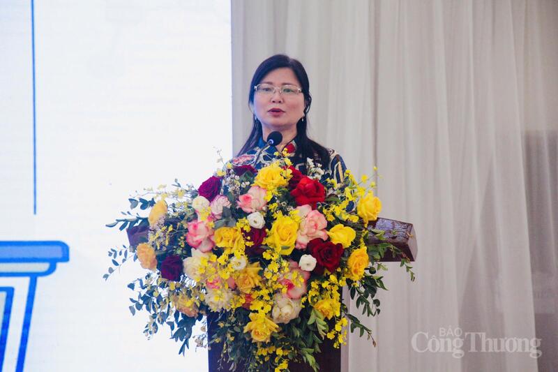 Bà Hoàng Việt Hương - Phó Chủ tịch Công đoàn Công ty CP Nhựa Bình Minh phát biểu tại hội nghị. Ảnh: P.C