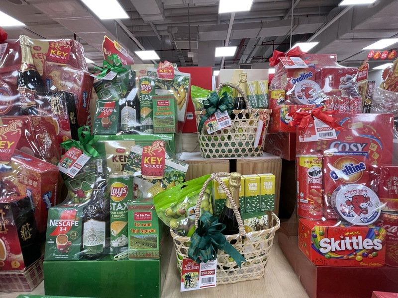 Một giỏ quà có giá 590.000 đồng được thiết kế bắt mắt, sản phẩm phù hợp. Ảnh: Nguyễn Thanh