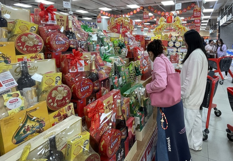 Người dân tham khảo, lựa chọn giỏ quà Tết, ưu tiên các sản phẩm hàng Việt có nguồn gốc rõ ràng. Ảnh: Nguyễn Thanh