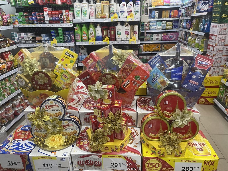 Giỏ quà Tết hàng Việt chiếm ưu thế trên kệ hàng, được người dân ưu tiên lựa chọn trong dịp tết Bính Ngọ 2026. Ảnh: Nguyễn Thanh
