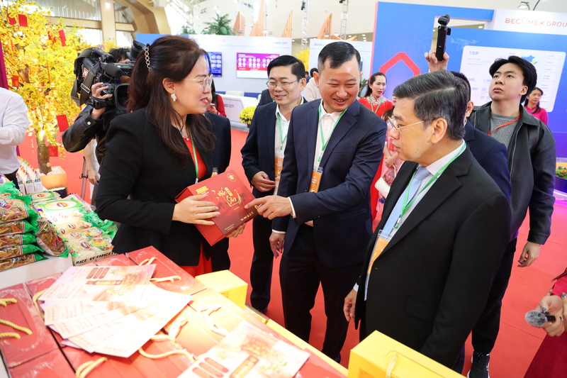 Đại biểu tham quan không gian triển lãm TP. Hồ Chí Minh trong khuôn khổ Hội chợ Mùa Xuân lần thứ nhất năm 2026, tại Thủ đô Hà Nội. Ảnh: ITPC.