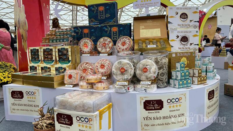 Các sản phẩm OCOP 3 - 4 sao của tỉnh Khánh Hòa được trưng bày tại hội chợ. Ảnh: Thu Hà
