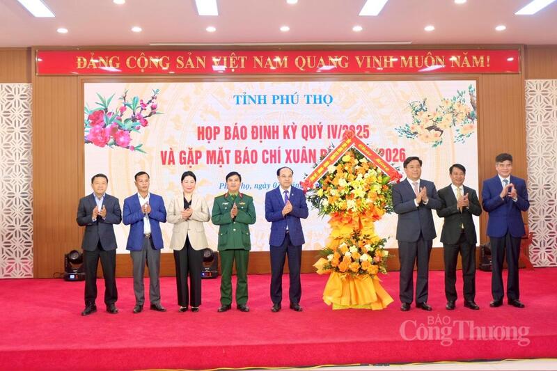 Chủ tịch UBND tỉnh Phú Thọ Trần Duy Đông tặng hoa chúc mừng đại diện các cơ quan báo chí trên địa bàn tỉnh.