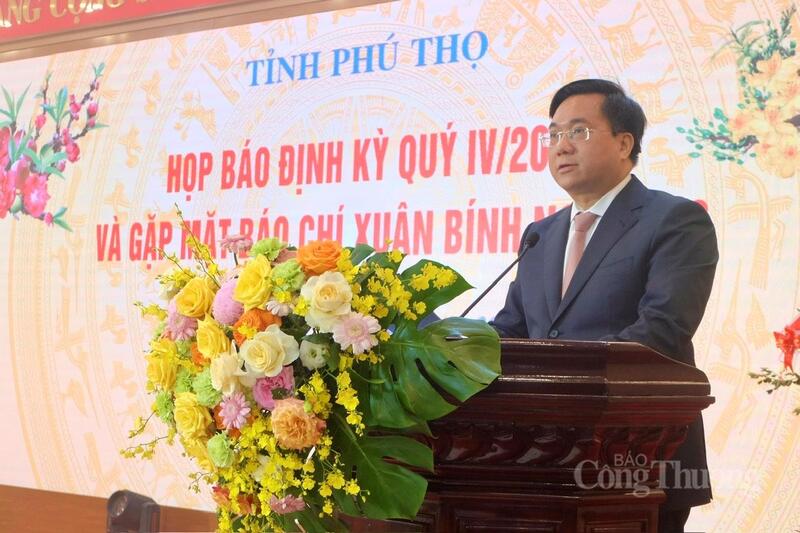 Chủ tịch UBND tỉnh Phú Thọ Trần Duy Đông phát biểu tại buổi họp báo.