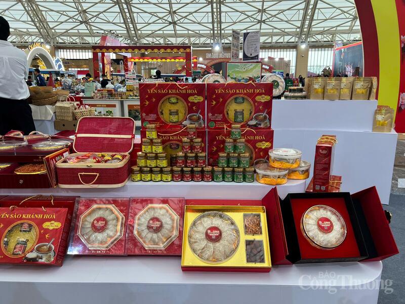 Các sản phẩm của Công ty TNHH Yến sào Khánh Hòa được trưng bày, quảng bá tại hội chợ. Ảnh: Thu Hà