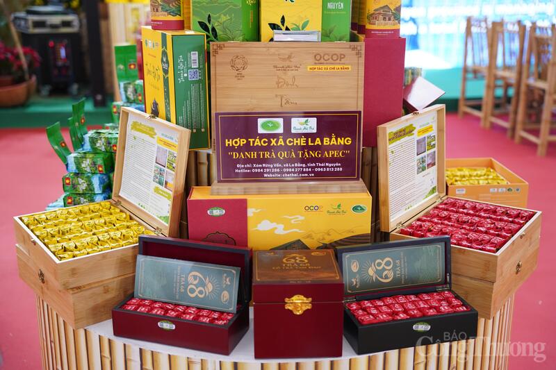 Các sản phẩm của HTX Chè La Bằng được trưng bày tại hội chợ