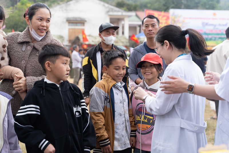 Các em nhỏ vui mừng khui quà vừa được nhận