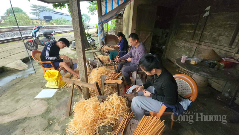 Khoảng một tháng trở lại đây, lượng đơn đặt hàng đũa cau tăng gấp 2 - 3 lần so với ngày thường khiến các cơ sở sản xuất tại xã Phúc Trạch trở nên tất bật