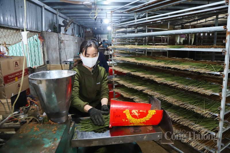 Nghề làm hương ở xã Tùng Lộc có tuổi đời gần 50 năm, sản phẩm từ nơi đây nổi tiếng khắp cả nước