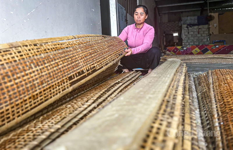 Để cho ra đời những chiếc bánh đạt độ dẻo, mỏng và thơm đặc trưng, quy trình sản xuất phải tuân thủ chặt chẽ từ khâu chọn nguyên liệu đến tráng bánh