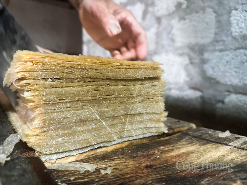 Mỗi ngày, các cơ sở sản xuất được khoảng 20.000 - 30.000 chiếc. Riêng dịp Tết, sản lượng tăng lên gần 50.000 chiếc mới kịp trả đơn cho khách hàng