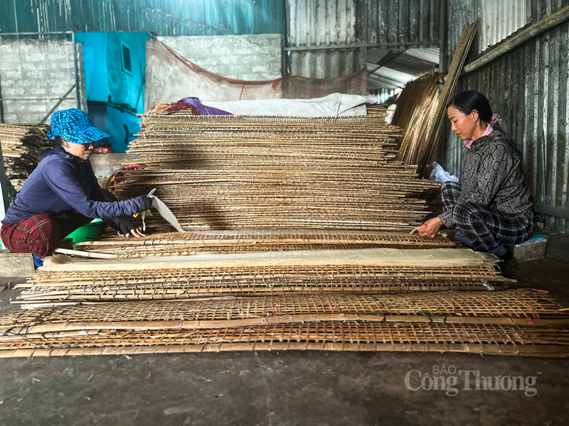 Đơn hàng bùng nổ, không khí sản xuất tại làng nghề bánh đa nem ở phường Thành Sen trở nên tất bật