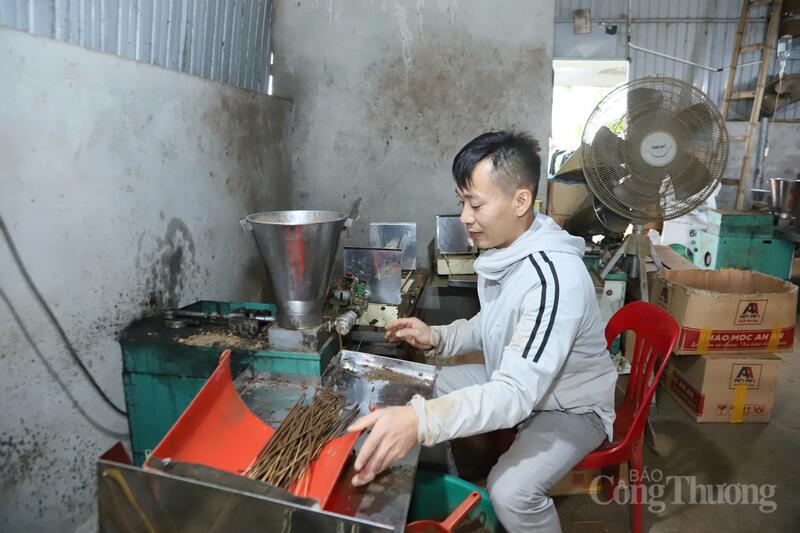 Những ngày cuối năm, không khí lao động tại các làng nghề truyền thống của Hà Tĩnh trở nên hối hả. Ảnh: Phúc Sơn