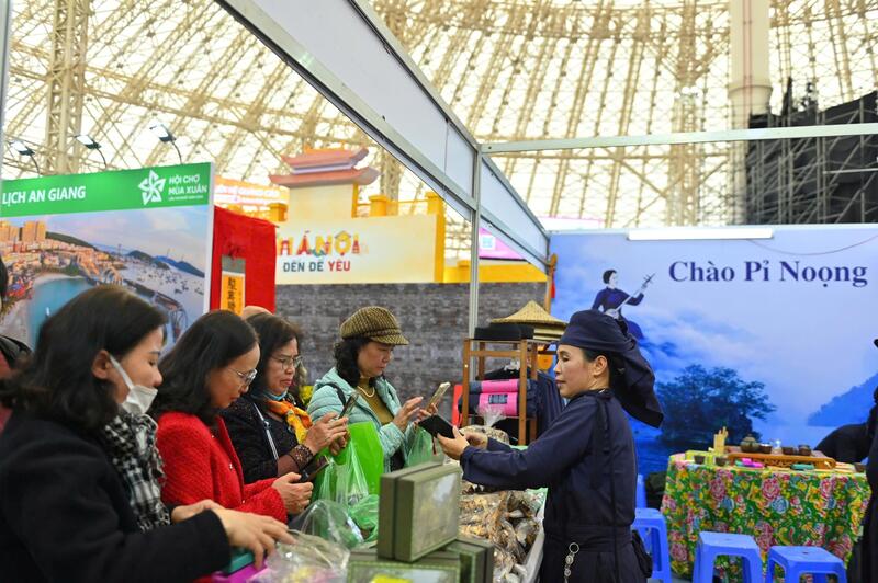 Hội chợ Mùa Xuân kích cầu thị trường nội địa dịp Tết. Ảnh: Nam Nguyễn