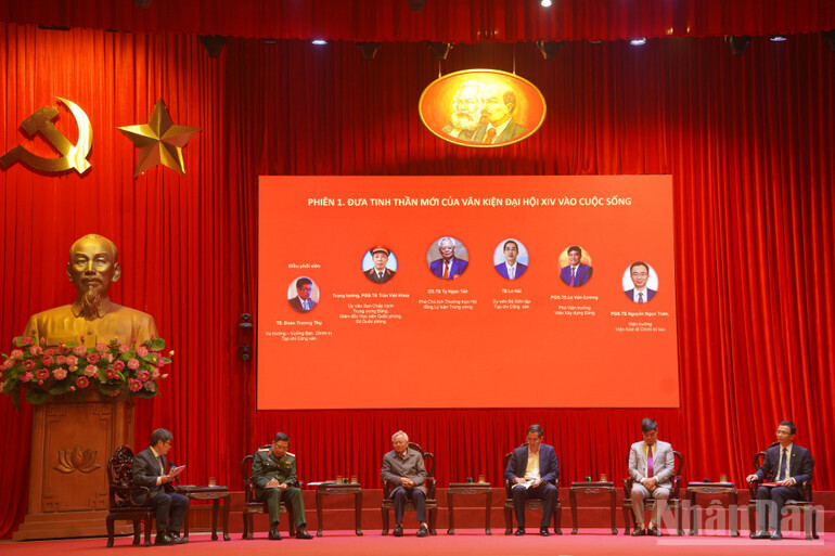 Các đại biểu thảo luận tại hội thảo.