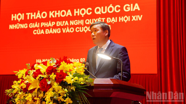 Đồng chí Giáo sư, Tiến sĩ Lê Văn Lợi, Ủy viên Trung ương Đảng, Chủ tịch Viện Hàn lâm Khoa học xã hội phát biểu đề dẫn phiên thứ 2 tại hội thảo.