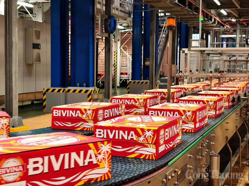 Những thùng bia được đóng gói đưa ra băng chuyền. Ảnh: Thừa Ngọc